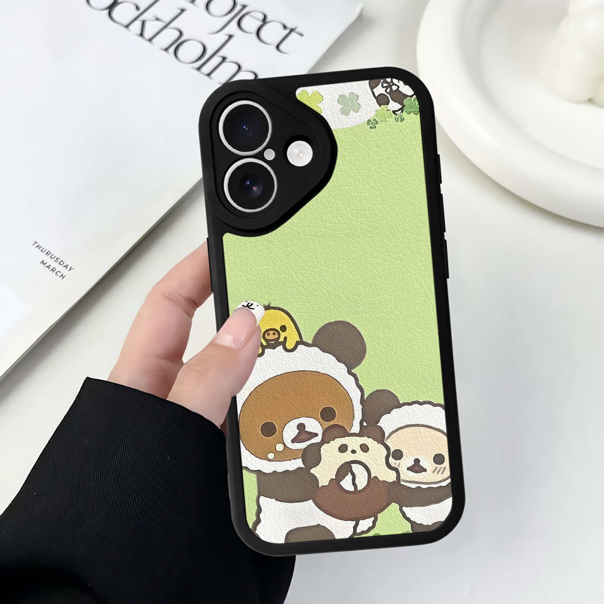 （画像用） リラックマ リラックマ キイロイトリ Rilakkuma Korilakkuma Kiiroitori 【iPhone 16シリーズ対応】シリコンスマホケース（レザー調） 材質：シリコン